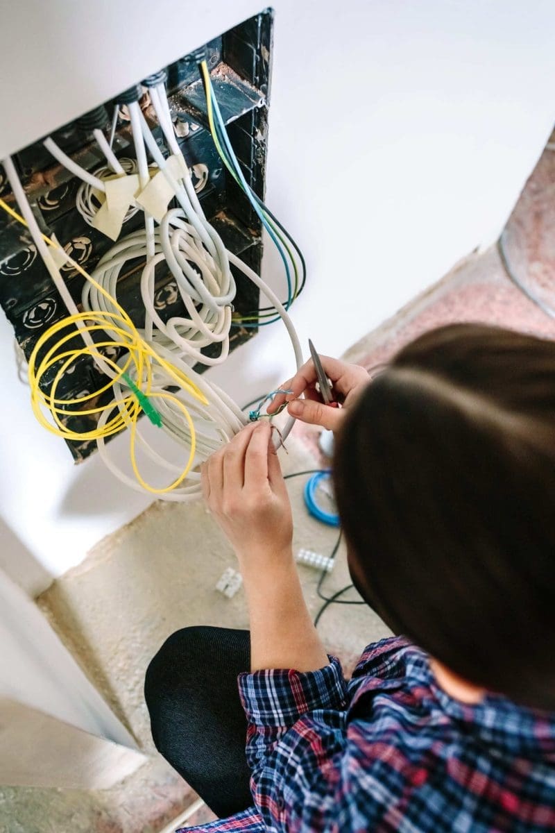 Diagnostic sur un tableau électrique dans le cadre d’un dépannage à domicile.