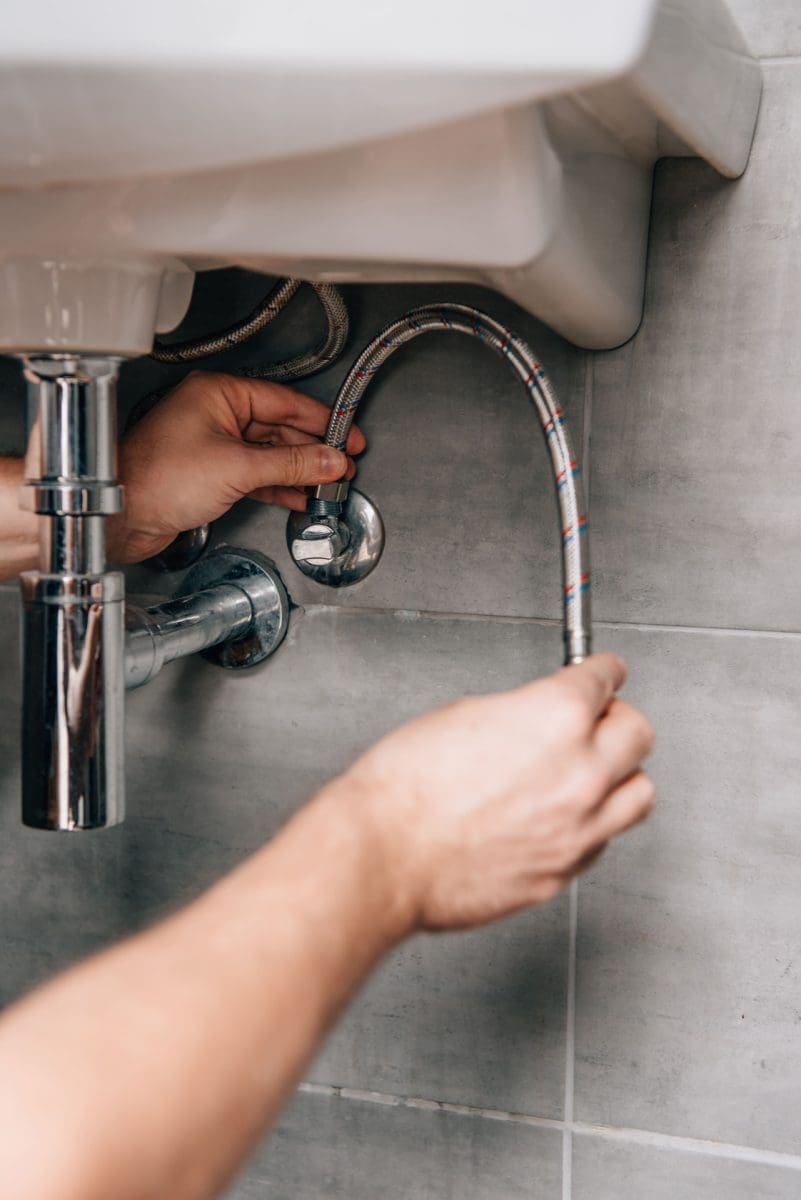Intervention technique sur un chauffe-eau ou un équipement de climatisation nécessitant un dépannage.