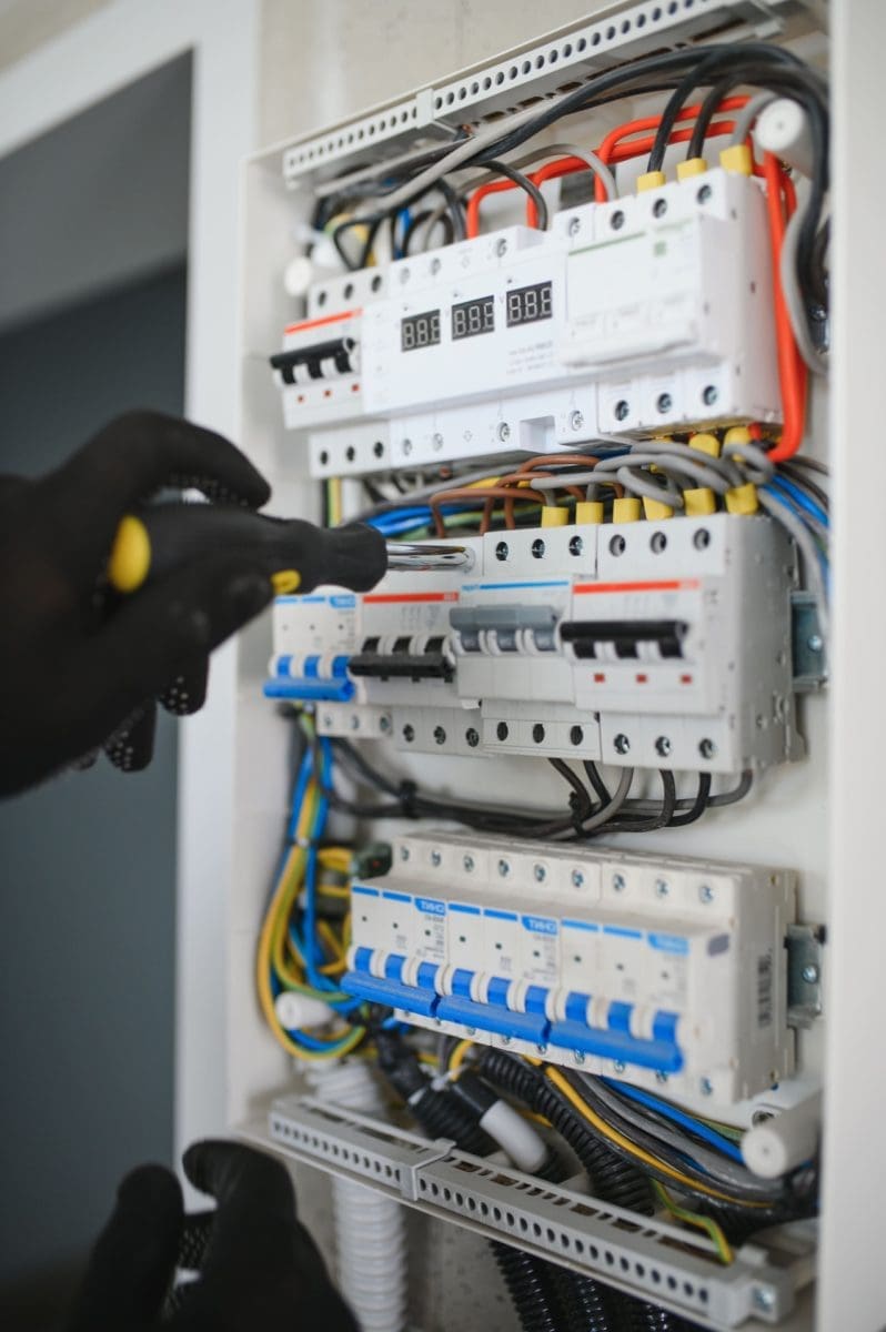 Tableau électrique rénové et organisé dans le cadre d’une remise en sécurité.