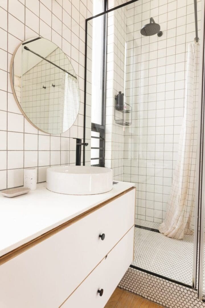 Exemple de rénovation de salle de bain ou d’aménagement sanitaire réalisé par Fiabelec.